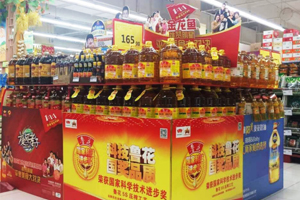 一個(gè)男人購(gòu)買花生油產(chǎn)品包裝設(shè)計(jì)的過(guò)程記錄